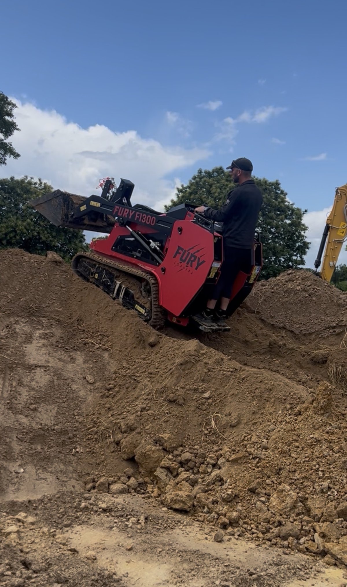 Mini-chargeuse Fury F1300 en chantier sur terrain accidenté